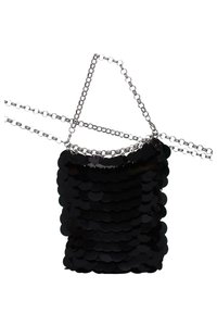 Borsa nera in paillettes con paillettes circolari sovrapposte, dotata di una tracolla e accessori in argento, che offrono una superficie testurizzata e riflettente.