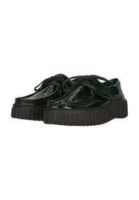 Zapatos de charol verde oscuro con un acabado texturizado, punta redonda, suela gruesa de goma negra y cordones a juego.