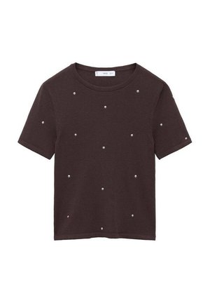 T-shirt marron à manches courtes en tissu doux, avec de petits accros en perles dispersés sur le devant et un col rond.