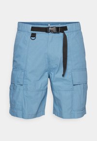 Ljusa blå cargo-shorts med svart justerbart spännbälte och sidofickor, designade för avslappnad användning.