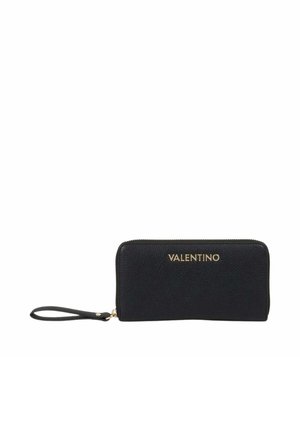 Portefeuille bracelet noir Valentino à fermeture éclair avec logo doré et sangle amovible, surface en cuir texturé, forme rectangulaire.