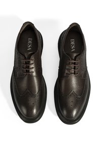Braune Leder Schnürschuhe mit durchbrochenem Wingtip-Design, strukturiertem Finish und robustem schwarzen Gummisohle.