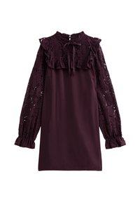 Vestido burdeos con mangas largas de encaje, escote con volantes y cinturón en la cintura. El cuerpo liso contrasta con los detalles de encaje texturizado.