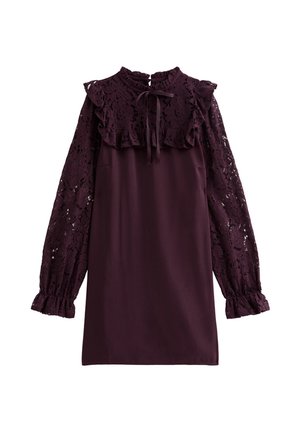 Bordeauxrode jurk met lange kanten mouwen, gerimpelde halslijn en strik in de taille. De gladde taille is een contrast met de gestructureerde kanten details.