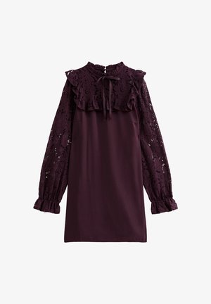 Bordeauxrode jurk met lange kanten mouwen, gerimpelde halslijn en strik in de taille. De gladde taille is een contrast met de gestructureerde kanten details.