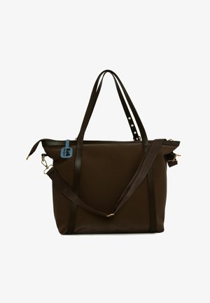 Bruine draagtas van glad materiaal, voorzien van dubbele handgrepen en een afneembare riem, met een ritssluiting en een klein blauw label detail.