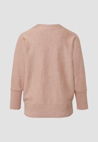Jasnoróżowy sweter, miękki dzianinowy materiał, okrągły dekolt, rękawy 3/4, ściśnięty dół i mankiety, subtelna heatherowa tekstura.