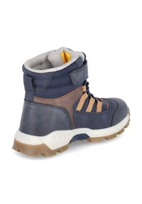 Bota de senderismo en navy y marrón con un upper de cuero texturizado, lengüeta de malla, cordones en contraste y una suela de goma blanca con patrones de tracción.