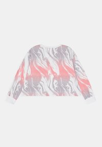 T-shirt de mangas longas com um padrão marmorizado apresentando tons de rosa, cinza e branco. Tecido suave com punhos elásticos e um decote redondo.