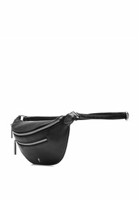 Czarna skórzana nerka o teksturowanym wykończeniu, z dwoma ukośnymi kieszeniami na zamek i smukłym, regulowanym paskiem. Gładkie akcenty z metalowych elementów.