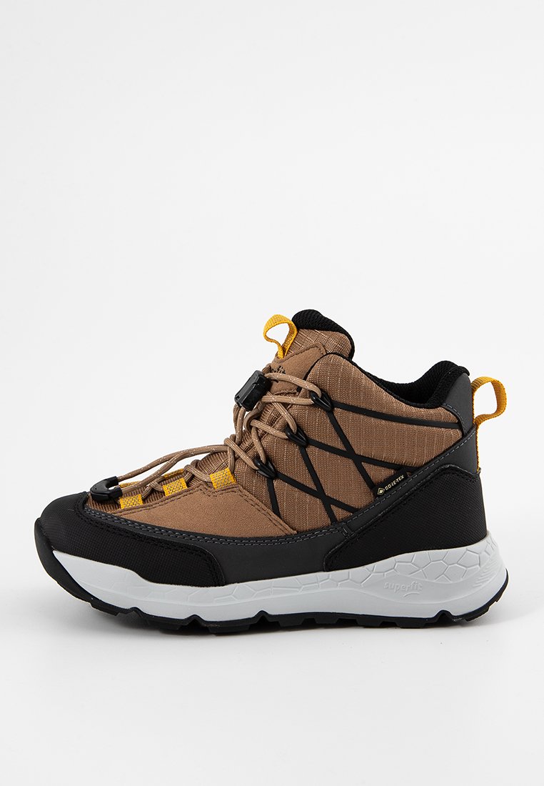 Braune Wanderschuhe mit strukturiertem Obermaterial, schwarzen Akzenten, gelben Schnürsenkeln und einer robusten weißen Sohle mit hexagonalem Muster.