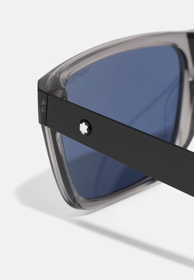 Solbriller med grå plastikramme, mørkeblå linser og en mat sort gavl med et lille hvidt logo-detalje.