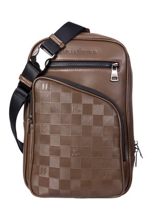 Braune Karl Lagerfeld Umhängetasche mit kariertem Frontfach, geprägtem Logo, schwarzem verstellbarem Riemen und silbernen Reißverschlusszippeln.
