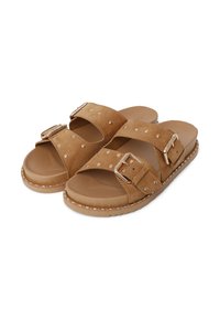 Tanfarbene Wildledersandalen mit zwei verstellbaren Riemen, silbernen Schnallen und Nietenakzenten. Weiche Fußbett mit strukturierten Sohlen und Steppdetails.
