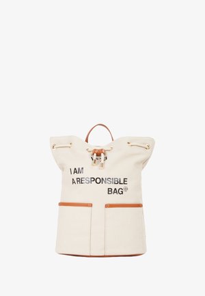 Zaino in tela di colore beige chiaro, con dettagli in pelle, chiusura a cordoncino e testo nero che recita "SONO UNA BORSA RESPONSABILE." Due tasche frontali.