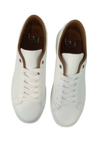 Sneaker bianche realizzate in materiale sintetico liscio, con punta rotonda, lacci piatti e un accento marrone chiaro sul tallone, con branding interno.