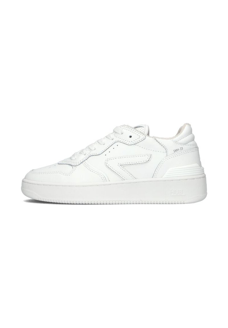 Witte sportieve sneakers van glad leer met een textuur rubberen zool, voorzien van een vetersluiting en minimale stikselaccenten.