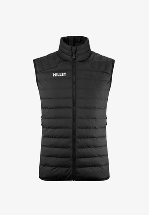 Veste matelassée noire sans manches avec col haut, fermeture éclair à l'avant, poches latérales et logo blanc "MILLET" sur la poitrine gauche.