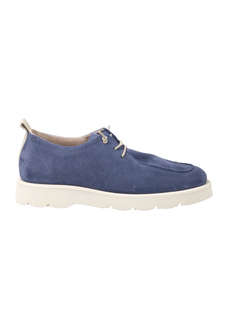 Scarpa di camoscio blu con punta rotonda, suola in gomma chiara e design con allacciatura. Presenta dettagli di cucitura e una texture liscia.