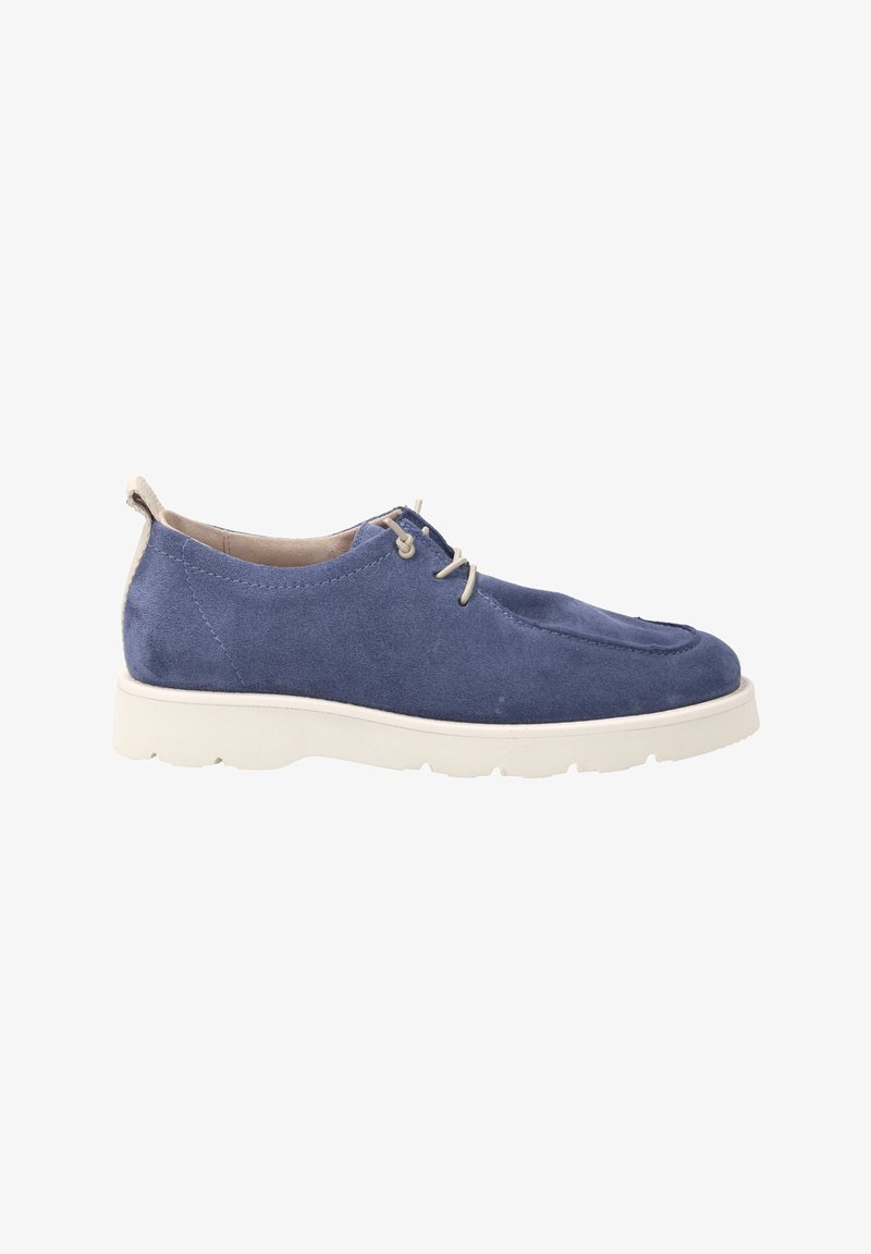 Scarpa di camoscio blu con punta rotonda, suola in gomma chiara e design con allacciatura. Presenta dettagli di cucitura e una texture liscia.
