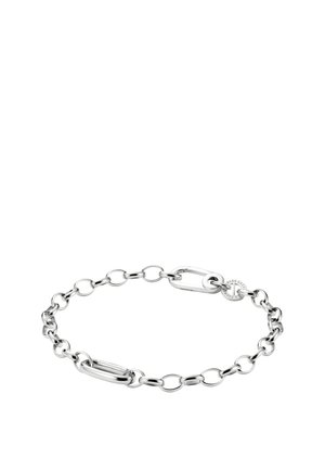 Silbernes Gliederarmband mit unterschiedlichen Gliederformen und einer kleinen runden Plakette nahe dem Verschluss vor weißem Hintergrund.
