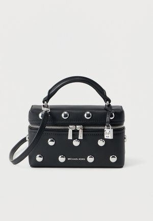 Sac à main rectangulaire noir avec une poignée dessus, des clous argentés, une double fermeture éclair et un petit charm cadenas, de la marque Michael Kors.