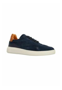 Marineblauwe suède sneaker met een soepele tan leren hiel, vetersluiting, witte rubberen zool en getextureerde accenten aan de zijkanten.