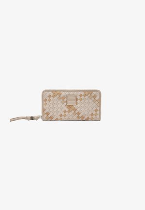 Portefeuille beige en cuir tissé avec fermeture éclair autour, accents marron clair et bracelet pour poignet, doté d'un petit patch logo de la marque à l'avant.