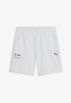 Weiße Sportshorts mit elastischem Bund, Seitentaschen, BMW Motorsport-Logo am linken Bein und schwarzem Puma-Logo am rechten Bein.