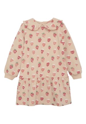 Bledě broskvová šaty s dlouhými rukávy, volánkovým límcem a nařaseným lemem; mají opakující se vzor červených jahod a zelených stonků.