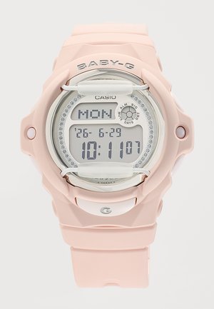 Vaaleanpunainen digitaalinen Casio Baby-G rannekello, jossa näytöllä viikonpäivä, päivämäärä, kellonaika ja pieni pyöreä ilmaisin.
