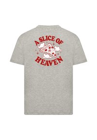 T-shirt in cotone grigio con una stampa rossa riportante il testo "UN PEZZO DI PARADISO" e un design di una fetta di pizza circondata da nuvole.