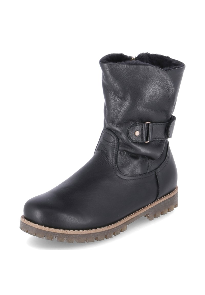 Bottine en cuir noir avec un bout rond, détail de boucle et semelle texturée. Elle possède une doublure douce et un design légèrement affaissé.