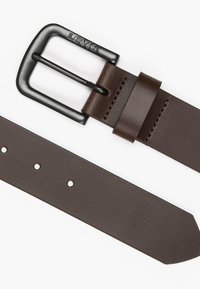 Brązowy skórzany pasek z czarną metalową klamrą. Charakteryzuje się przeszyciami wzdłuż krawędzi oraz pięcioma dziurkami do regulacji rozmiaru.