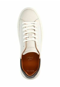 Witte leren sneaker met ronde neus, witte veters en bruine interieuraccenten. Heeft een minimalistisch ontwerp en een gladde textuur.