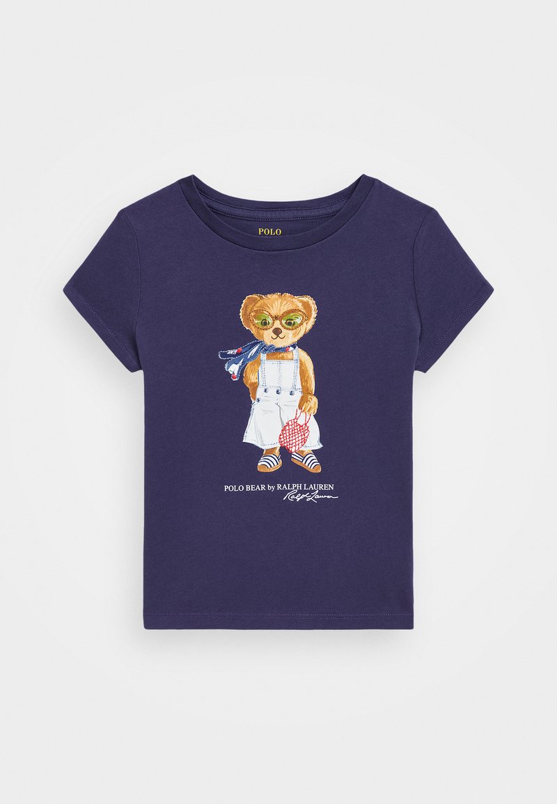 Camiseta de algodón azul marino con cuello redondo, que presenta un gráfico de un oso con gafas de sol y un overol, sosteniendo una red y una pelota.