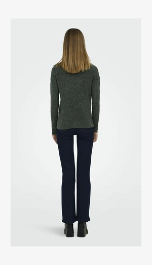 Tumehall hallitusest, tekstuuriga sviiter pikade varrukatega, kombineeritud tumehallide laienevate teksade ja plokknõelaga mustade saapadega, vaadatuna tagant.