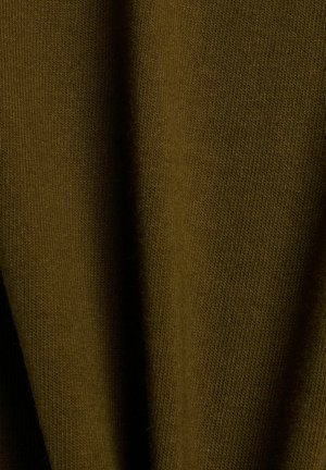 Tessuto lavorato a maglia verde oliva con una consistenza morbida e un motivo a coste, che presenta un aspetto leggero e drappeggiato.