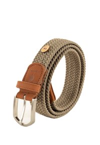 Ceinture en tissu tissé couleur fauve avec passants en cuir marron et boucle en métal argenté, enroulée sur un fond blanc.
