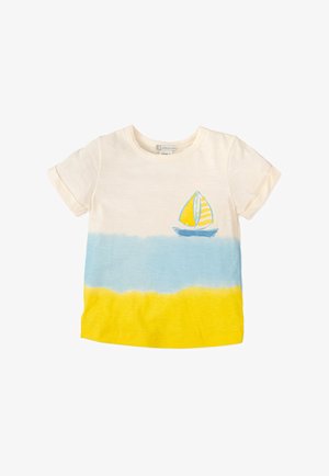 Camiseta de manga corta para niños con bloques de color amarillo, azul y crema, y un pequeño gráfico de un velero amarillo y azul en el pecho.