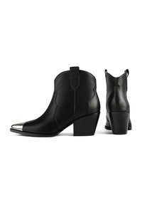 Botines de cuero negro hasta el tobillo con puntera afilada, acentos metálicos en la parte delantera, un ligero tacón y costuras decorativas a los lados.