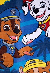 Coperta colorata in stile cartone animato con cani marroni e bianchi in pose giocose, vestiti con abiti a tema poliziesco, su uno sfondo blu e giallo.