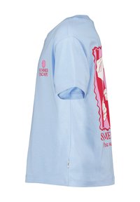 Light blue short-sleeve t-shirt made of cotton, featuring a pink graphic design with the text “SUMMER ESCAPE” on the side.