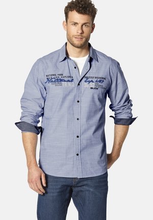 Himmelblaues Hemd mit Knöpfen in Dunkel, hochgekrempelten Ärmeln und grafischen Textdesigns auf der Vorderseite. Hergestellt aus einem weichen, strukturierten Stoff.