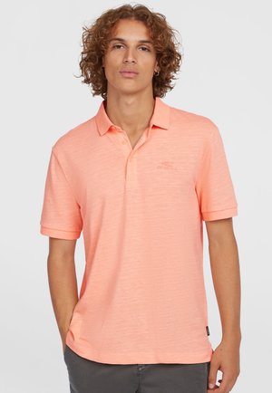 Korte mouwen polo shirt in lichtoranje, gemaakt van gestructureerde stof. Heeft een kraag, drie knopen en een subtiele logo boven de borst.