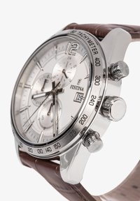 Reloj cronógrafo plateado con una esfera blanca, tres subesferas y una correa de cuero marrón. Cuenta con una caja de acero inoxidable y un bisel taquímetro.