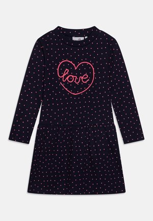 Granatowa sukienka z długim rękawem w różowe groszki oraz różowym sercem na środku, w którym kursywą napisano "love".