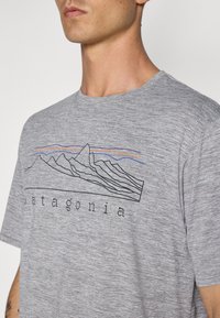 Patagonia DAILY GRAPHIC SHIRT - Sportiniai marškinėliai trumpomis rankovėmis - feather grey