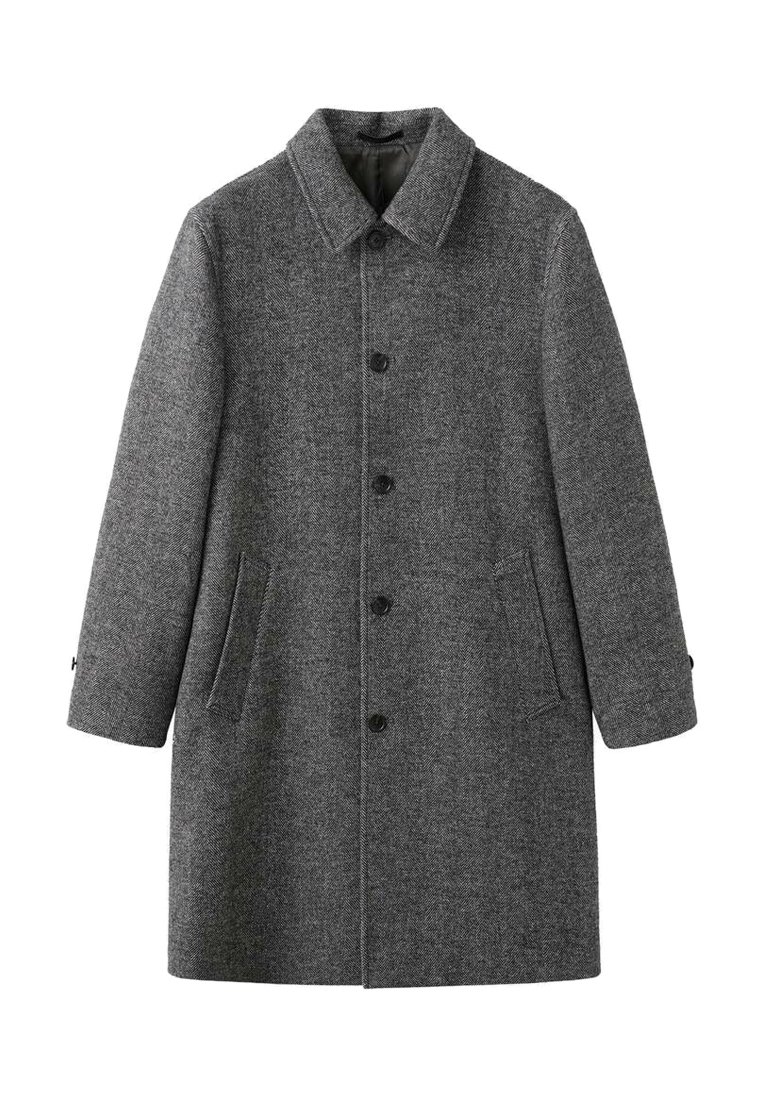 Grå herringbone-kappa i tjock ullblandning med krage, knäppning, två sidofickor och långa ärmar.