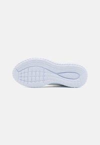 Semelle de baskets blanches avec une surface en caoutchouc texturé, présentant un motif de bandes pour l'adhérence et des détails de rembourrage le long des bords.